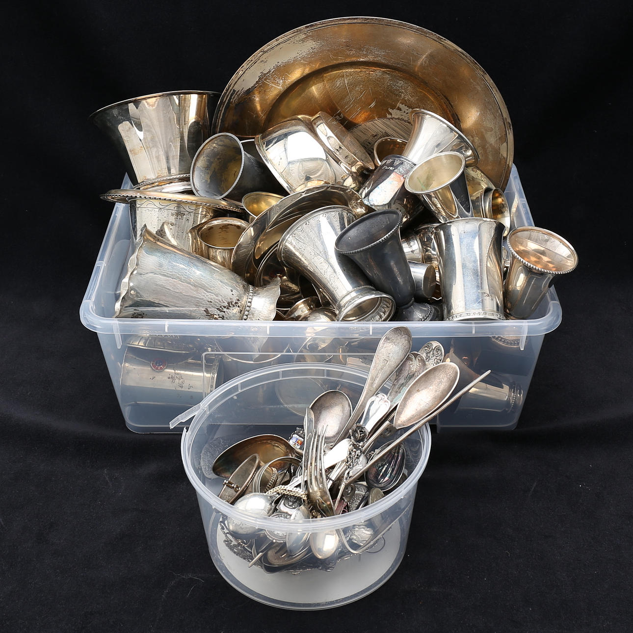 SILVER, stort parti, ca 5549 gram.