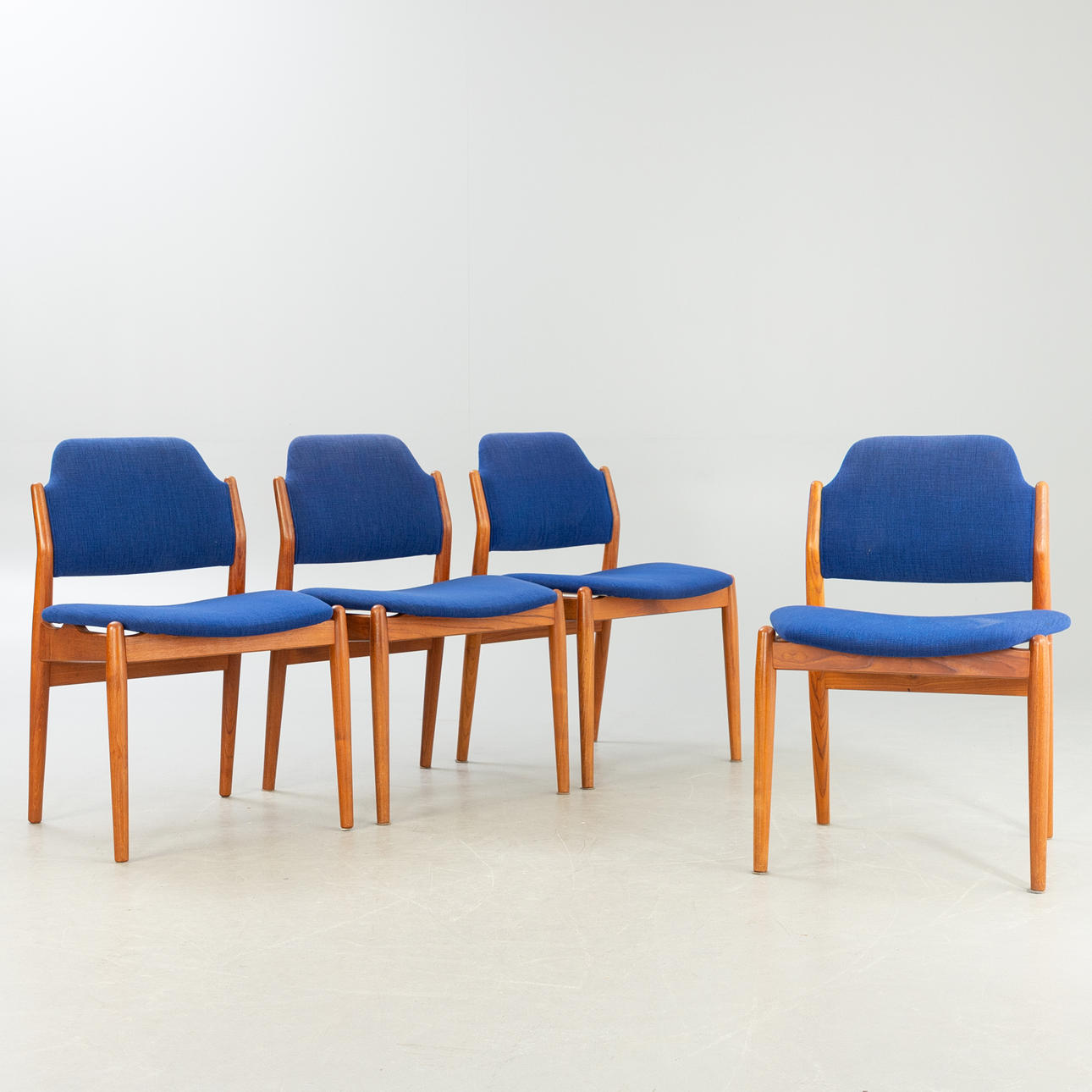 ARNE VODDER. Sibast. 4 stole, „model 62". Danmark, 1960'erne (4).