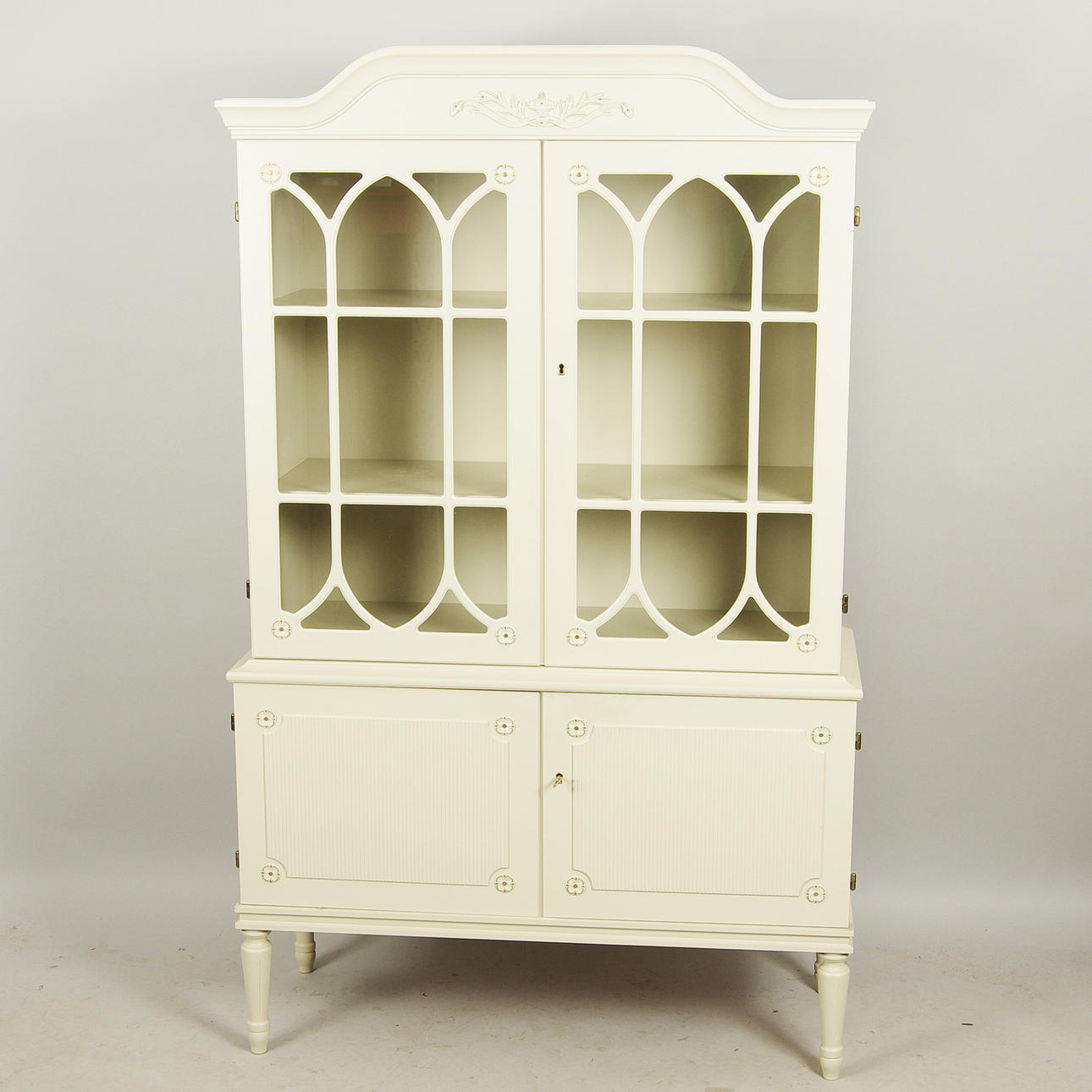 MATSALSSKÅP MED VITRINÖVERDEL, vitmålat, gustaviansk stil.