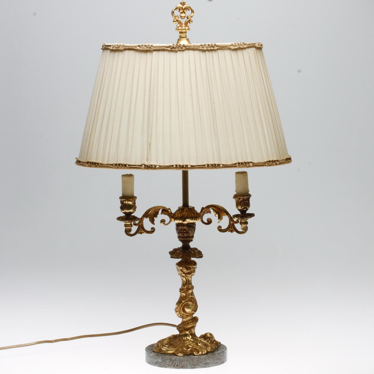 LÄSLAMPA, mässing, rokokostil, 1900-talets första hälft.