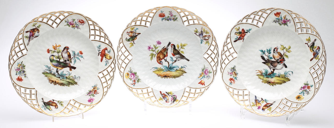 KPM UM 1830-1840. Biedermeier tallrik tre stycken med fågel dekoration.