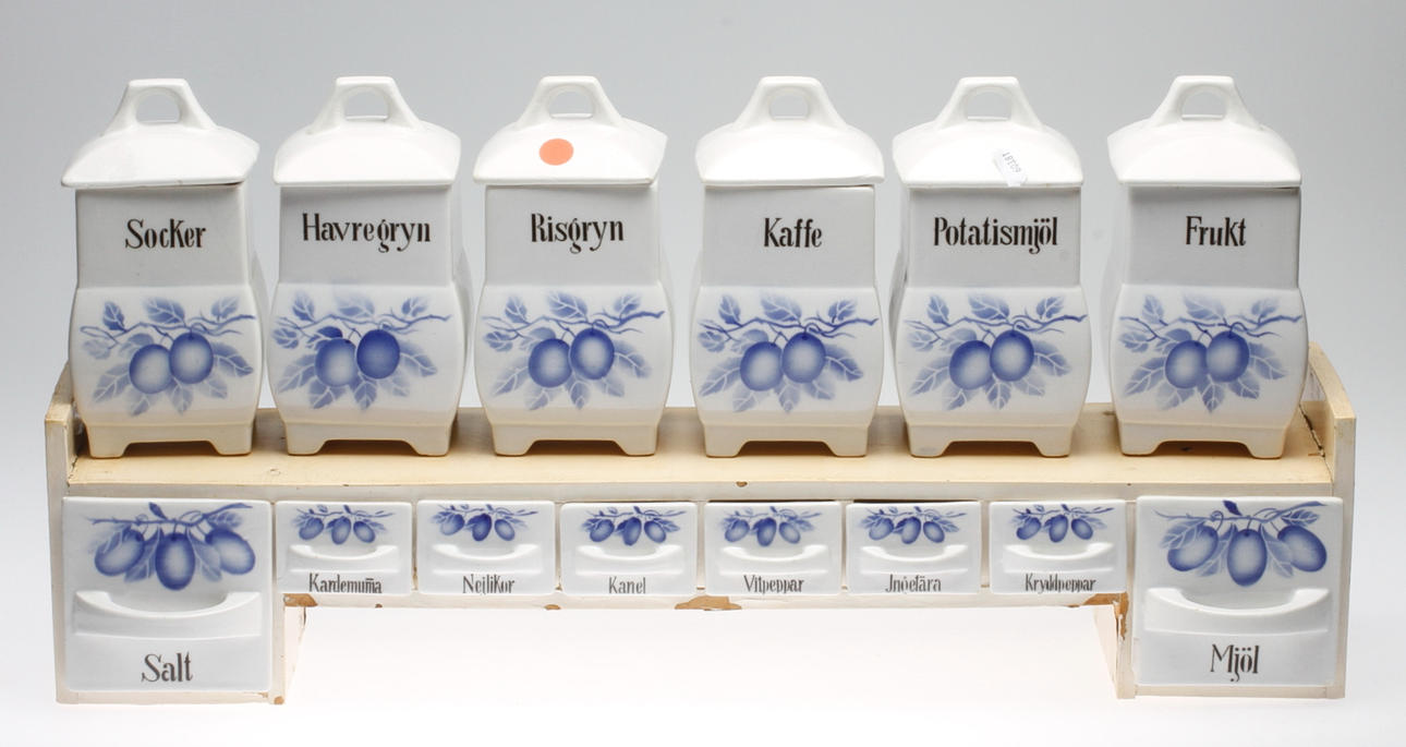 KRYDD- OCH SPECERIEHYLLA, trä och flintgods, omkring 1900-talets mitt.