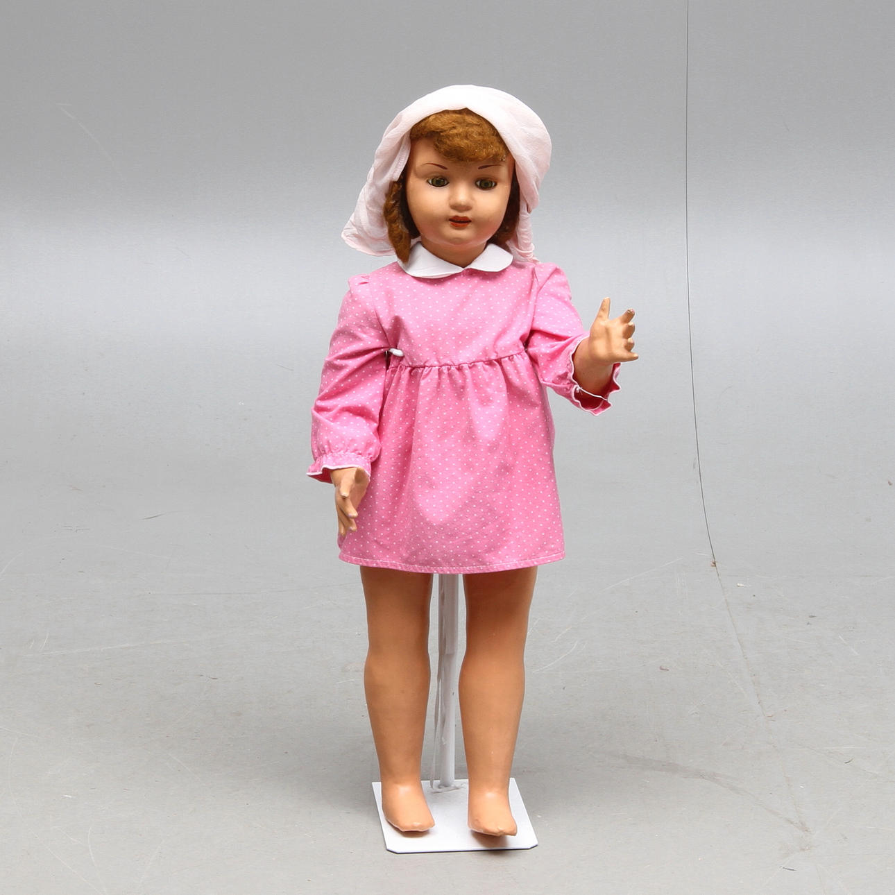 GÅDOCKA, massa/komposition, delvis trä, omärkt, omkring 1900-talets mitt.