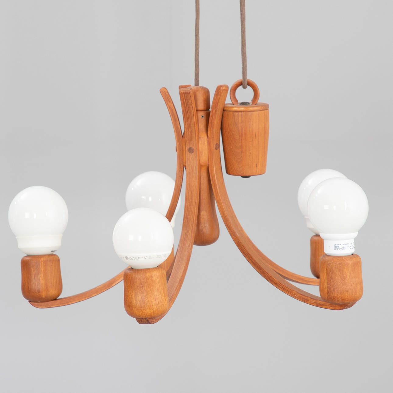 Teak Kronleuchter mit Gewicht, wohl Domus.