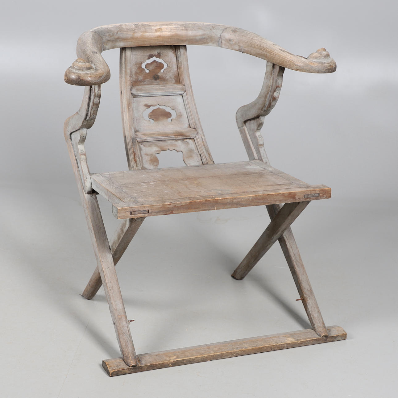 KINESISK HÄSTSKORYGG TRÄFÅTÖLJ.