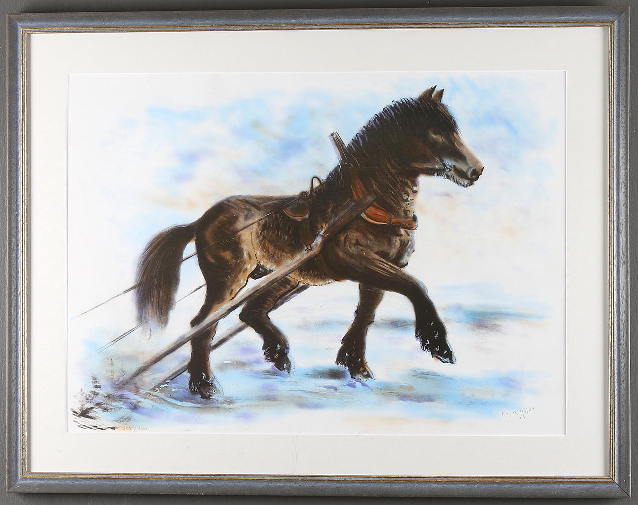 KAJ PÅ HÖJDA. Hästmotiv, nordsvensk, färglitografi, signerad, numrerad 302/340 och daterad -03.