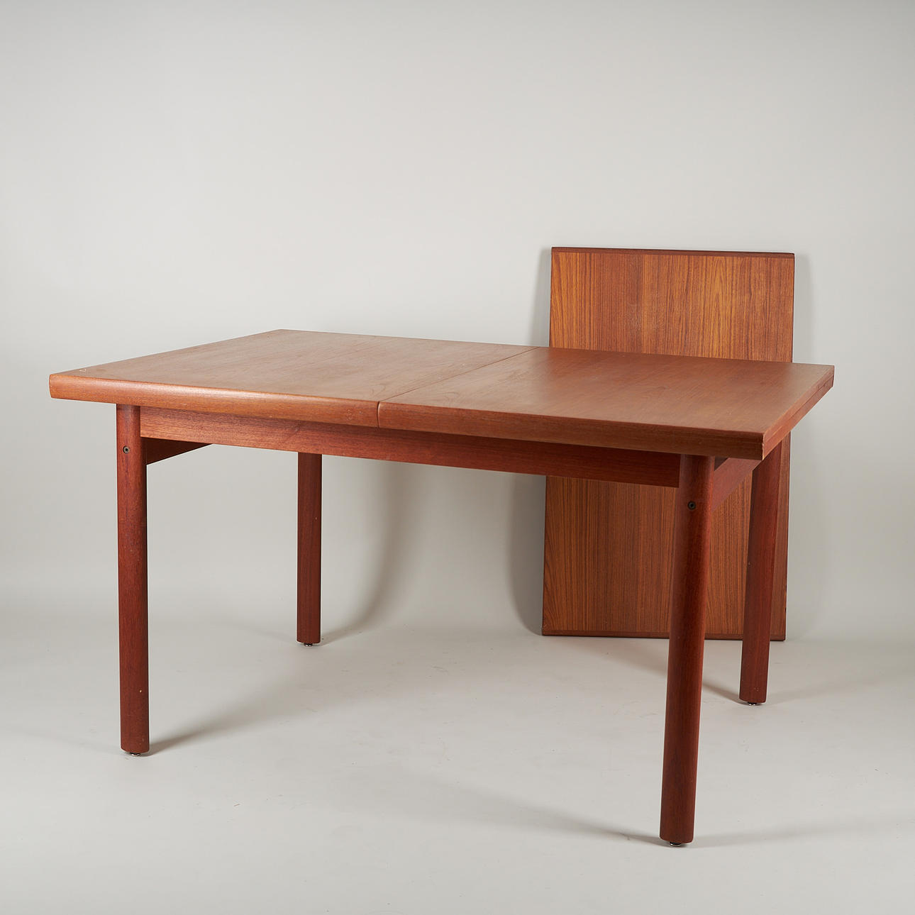 Ein Esstisch aus Teakholz der 60er Jahre.