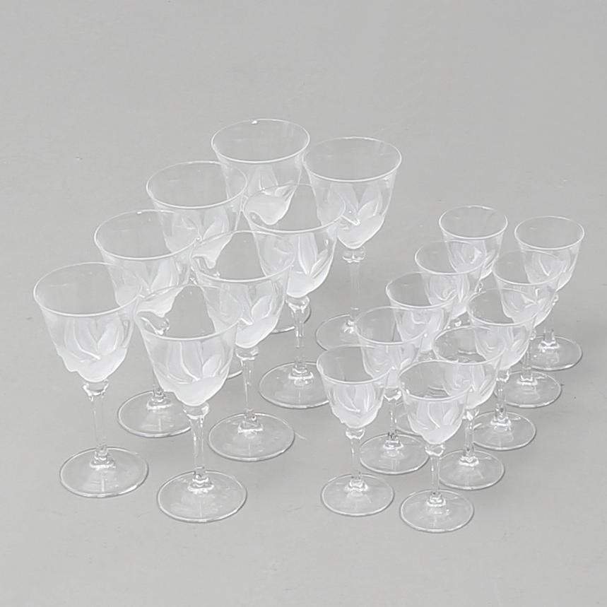 GLASSERVIS, 18 delar, slipad och etsad dekor.