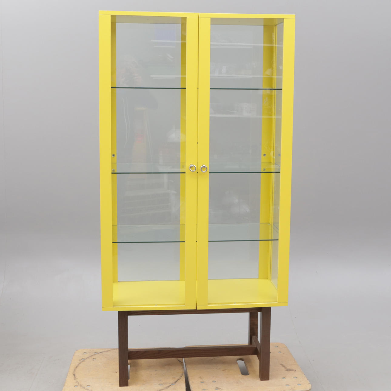 Et glas vitrineskab, Ikea „Stockholm“.