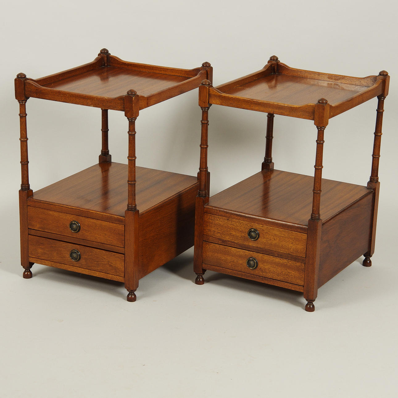 NATTDUKSBORD, 1 par, mahogny, sent 1900-tal.