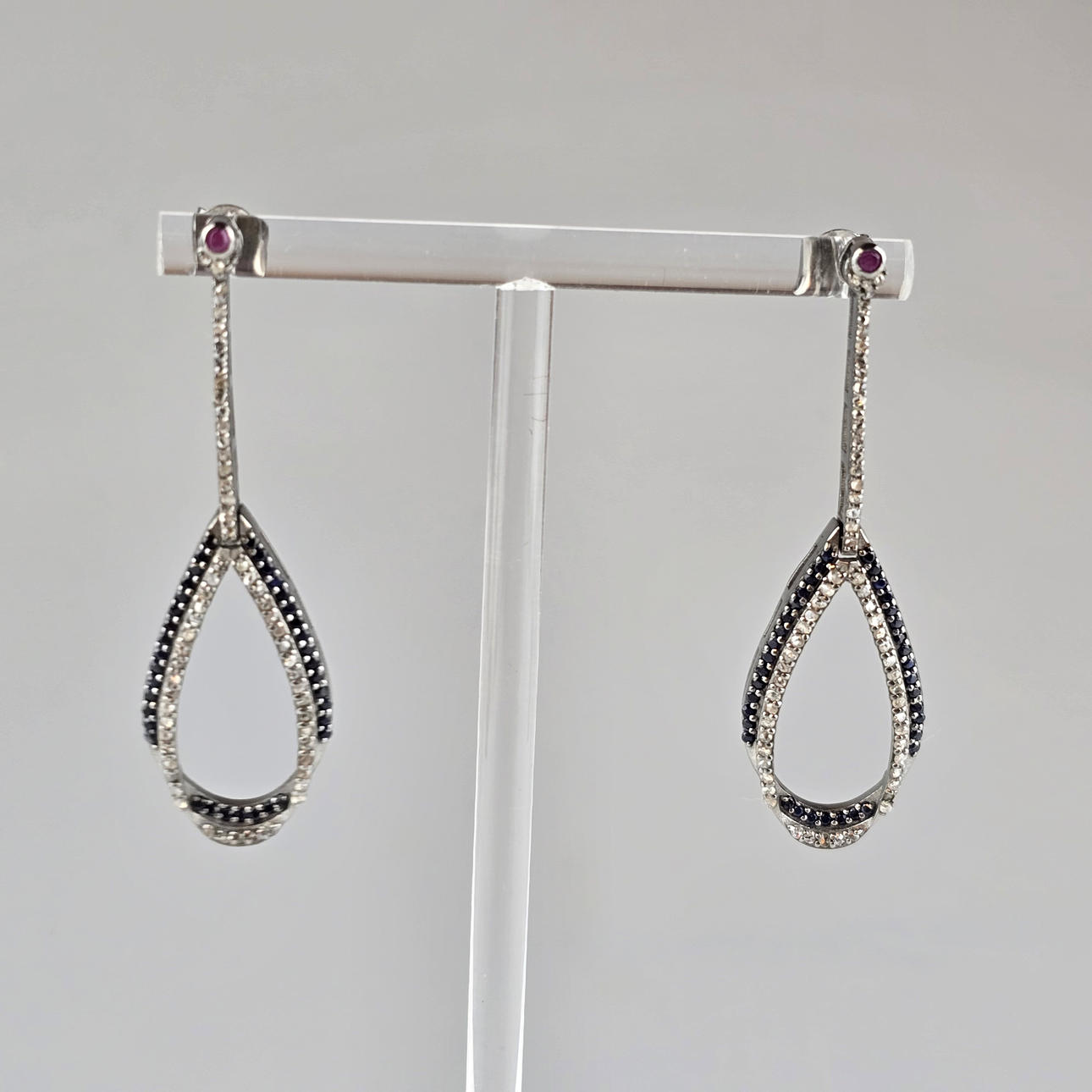 - BLÅ SAFIR OG DIAMANT DANGLER ØRERINGE, 925 SØLV.