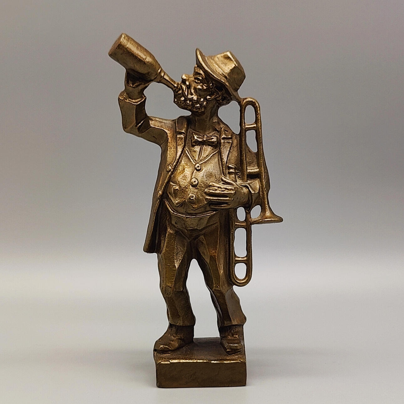 BRONZEFARBENE MESSINGFIGUR MUSIKER MIT TRINKFLASCHE.