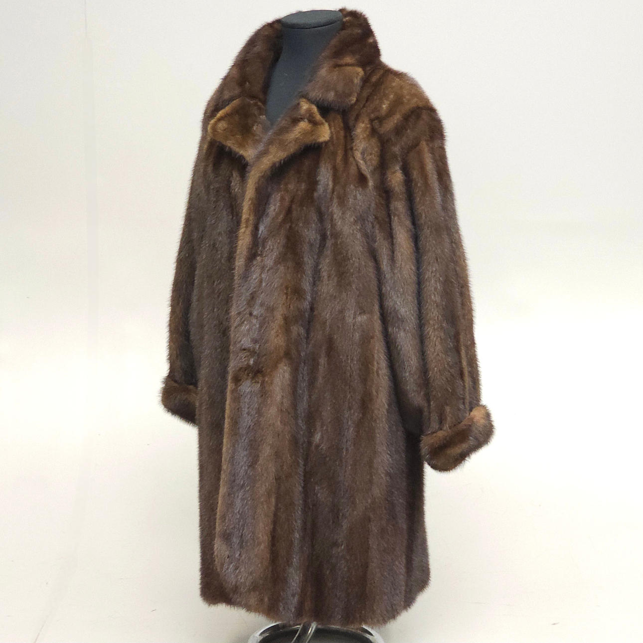 ABRIGO DE VISÓN. J. BOSCH PELETERO.