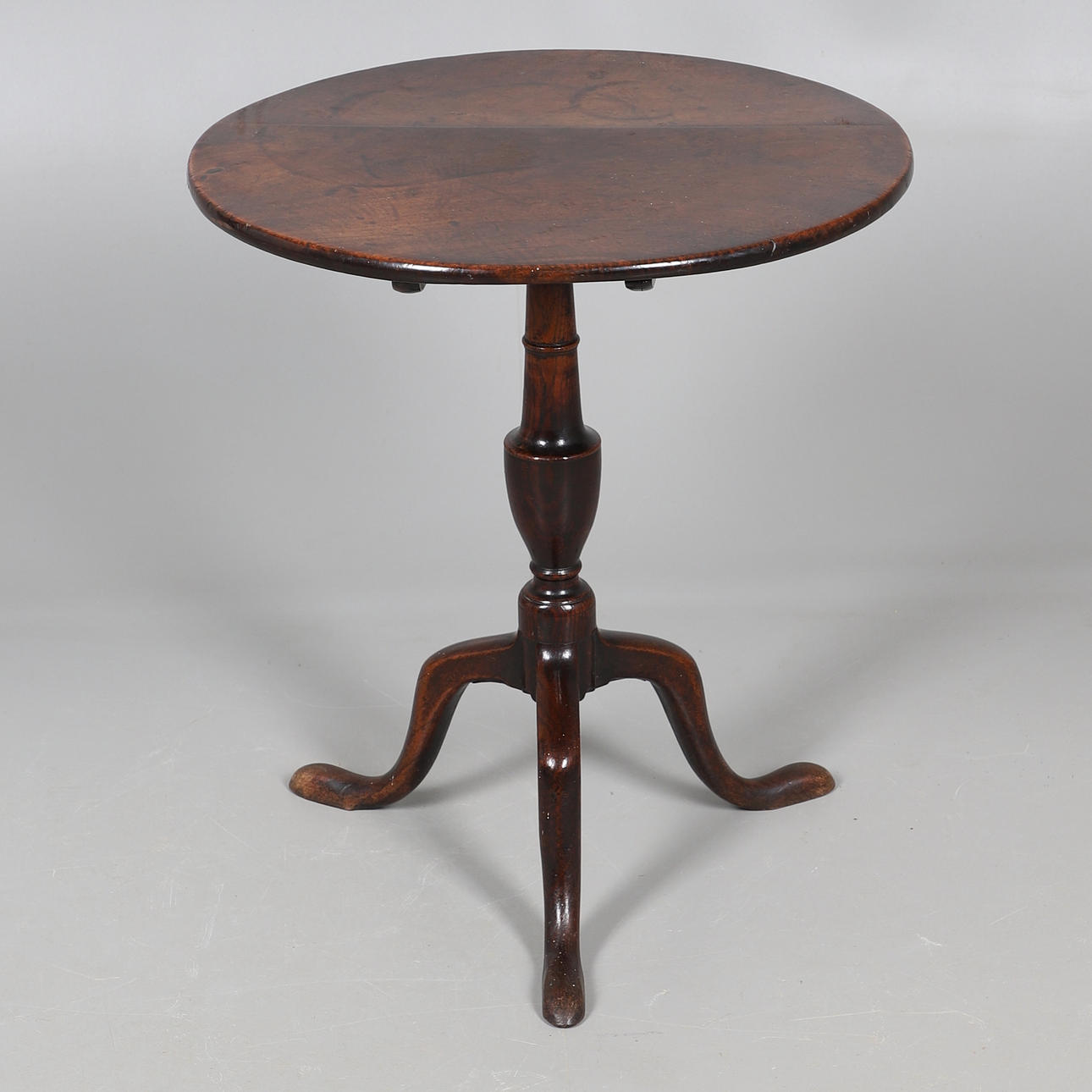 ET MAHOGNI STATIV VINBORD.