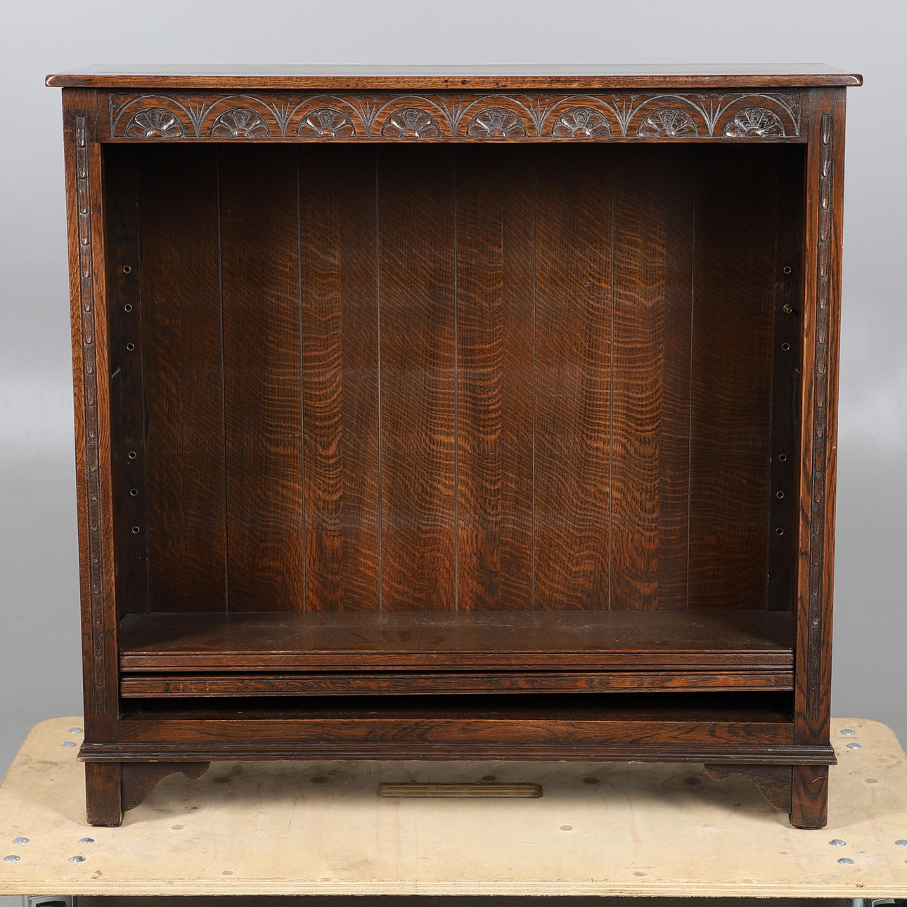 EN ÅBEN REOL I EGETRÆ OG TO HYLDER.