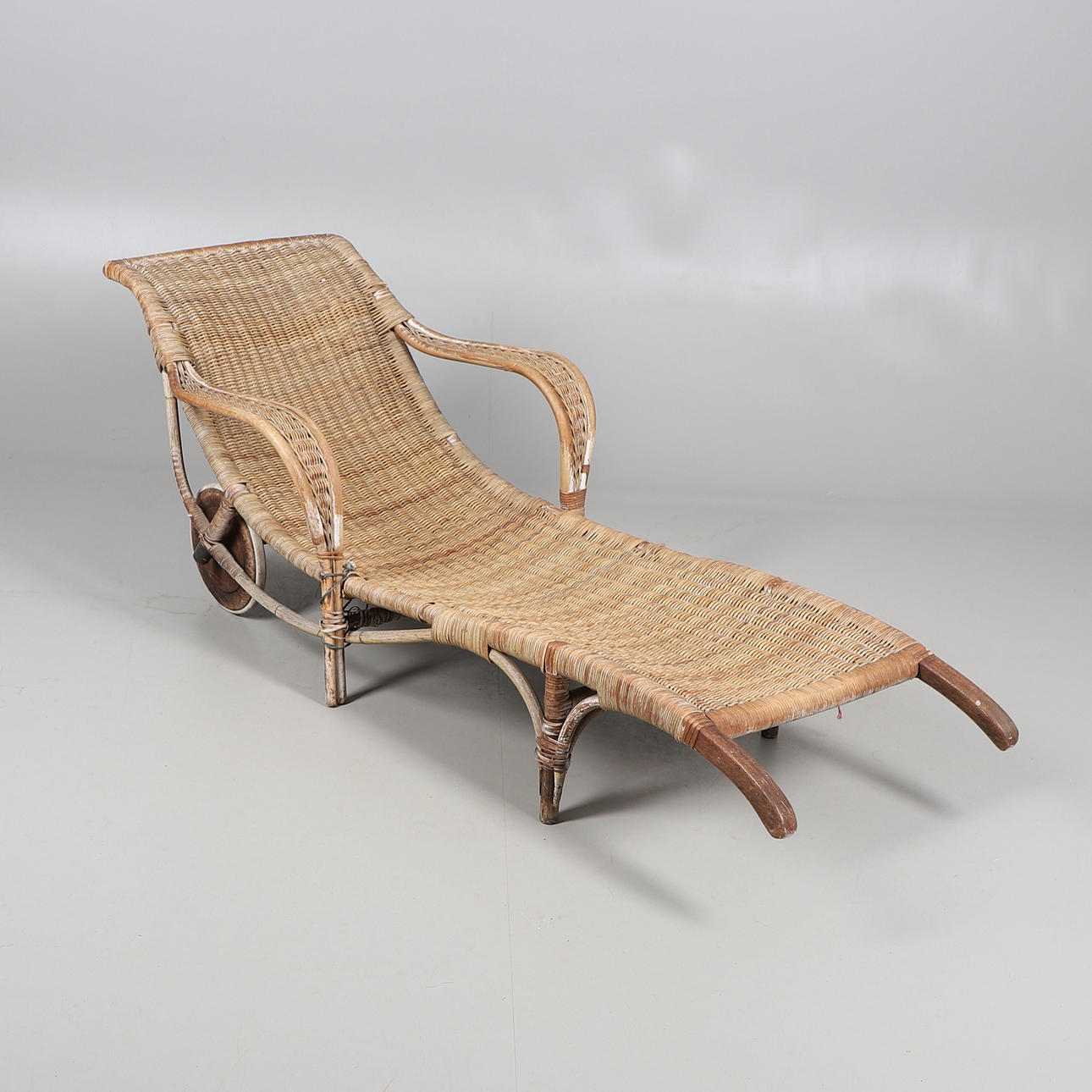 VINTAGE CANE WORK SUN LOUNGER.