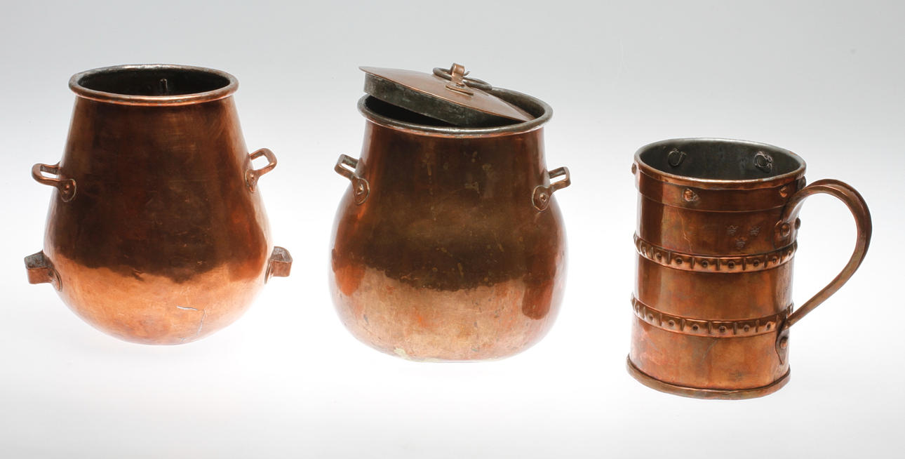 KOKKÄRL, 2 st. Militära varav en märkt 1831 samt C IV, samt DRYCKESKÄRL, kronmärkt.