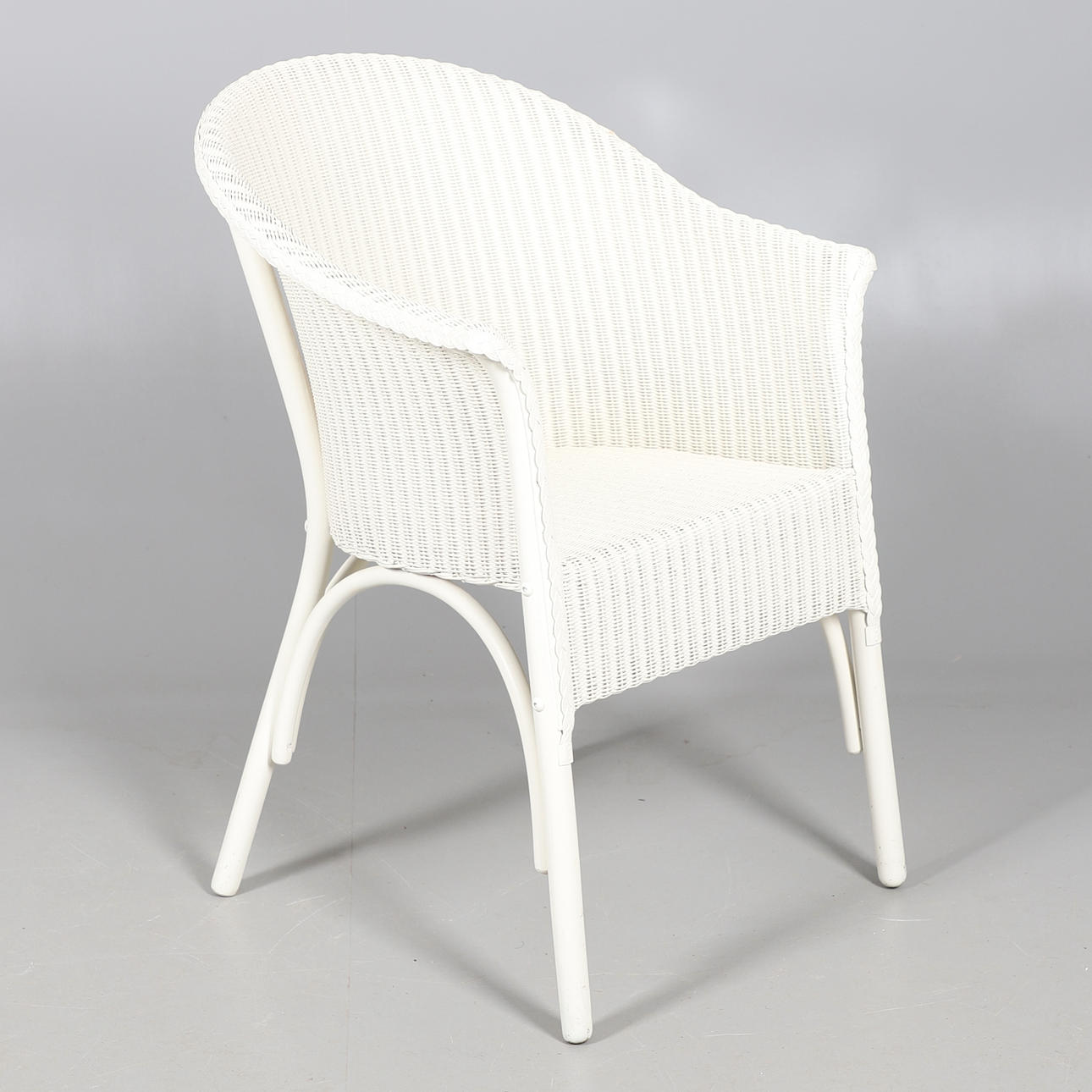 EN MALET LLOYD LOOM SOVEVÆRELSESSTOL.