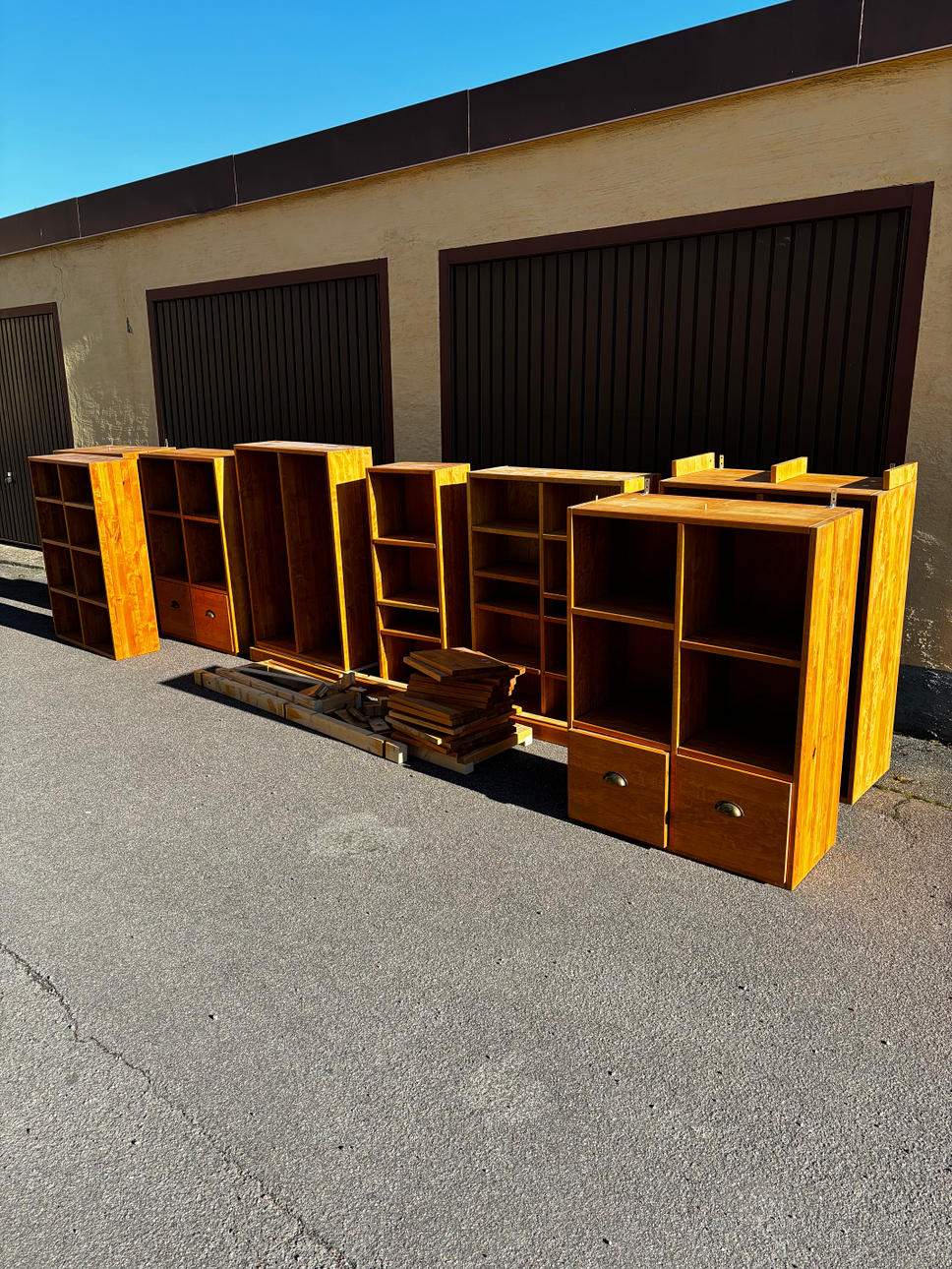 KIRJAHYLLYJÄRJESTELMÄ.