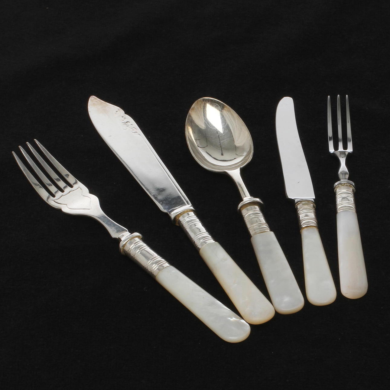 BESTICK MED PÄRLEMORSKAFT, 37 delar, Sheffield, England, 1900-tal.