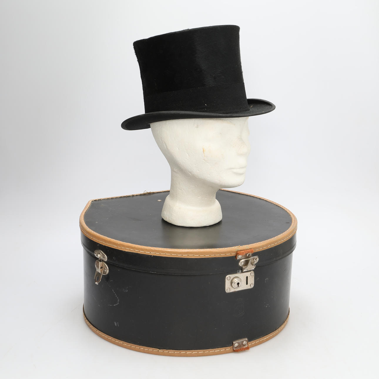 HØJ HAT I HATTEÆSKE.