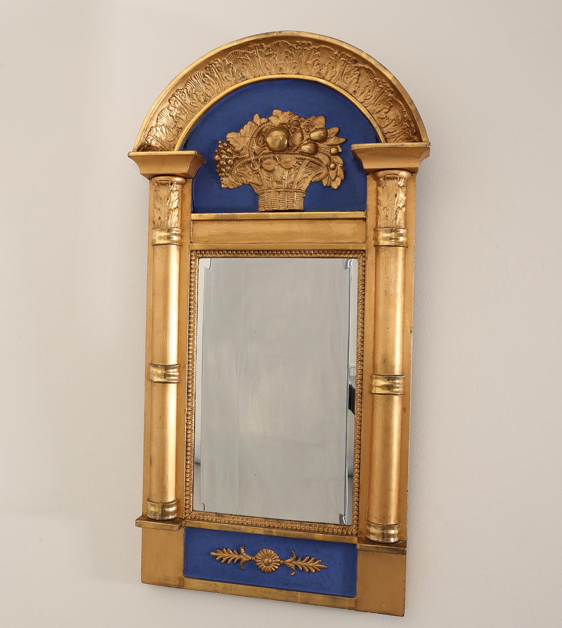 SPEGEL, 1800-tal, empire, förgylld och bemålad, dekor i pastellage.