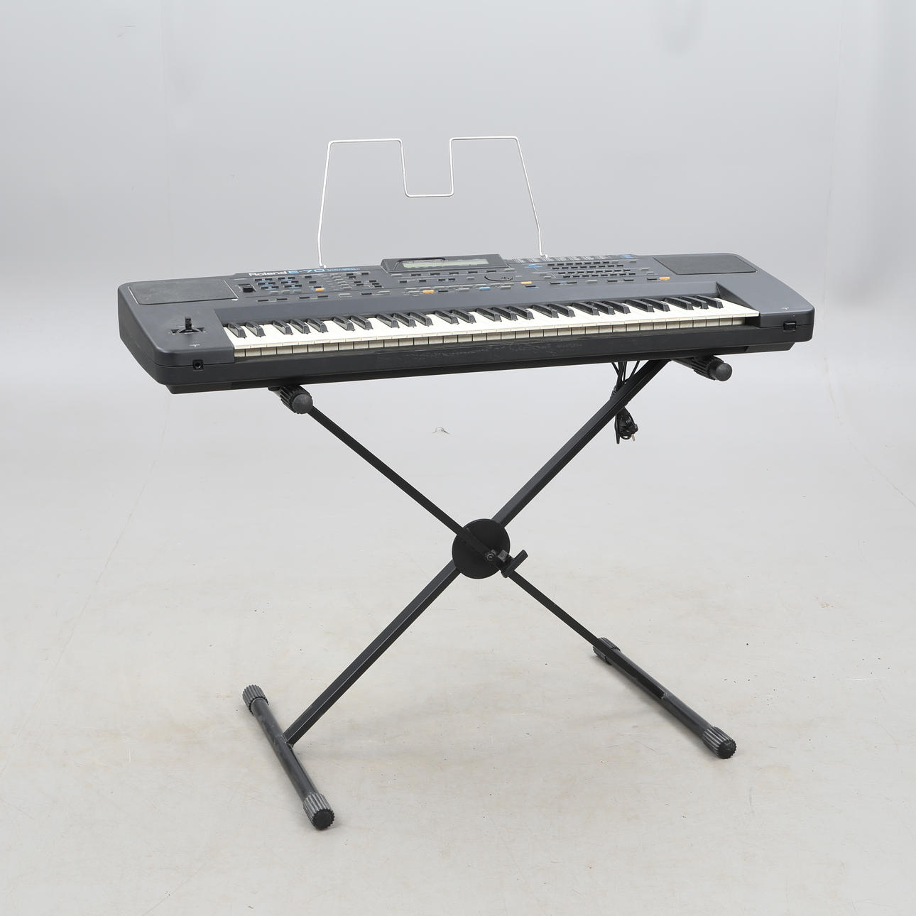 KEYBOARD/SYNTHESIZER, Roland E-70.