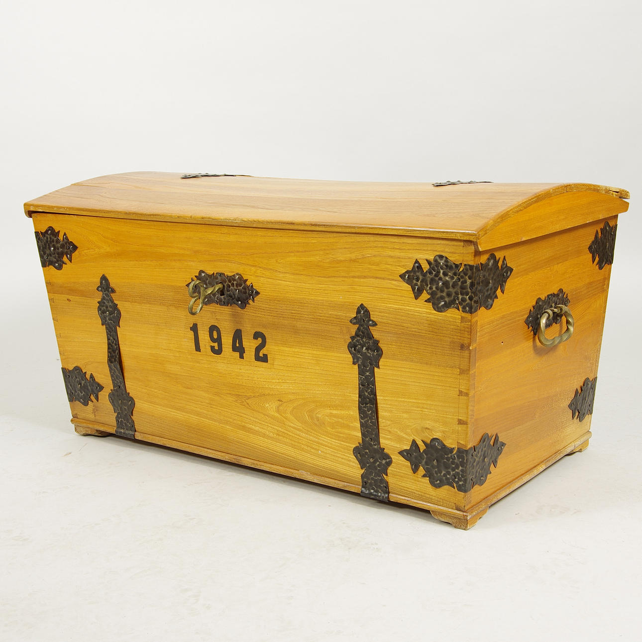 KISTA, ek med smidesbeslag, daterad 1942.