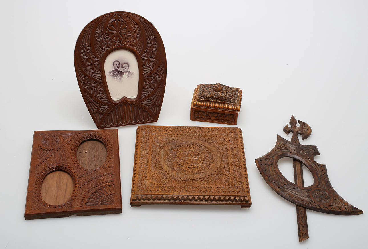 FOTORAMAR, SKRIN m.m, snidat trä, enligt uppgift av snickaren Emil Hederstedt Hylletofta, 1800-tal.