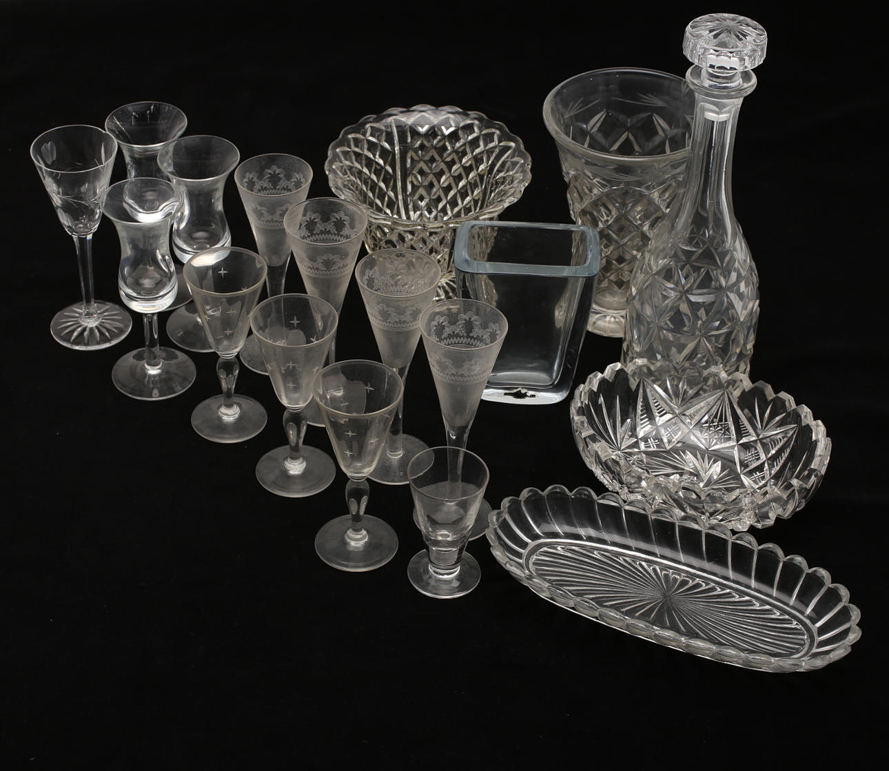 GLASFÖREMÅL bl.a. karaff, vaser, skålar, snapsglas, cognacsglas.