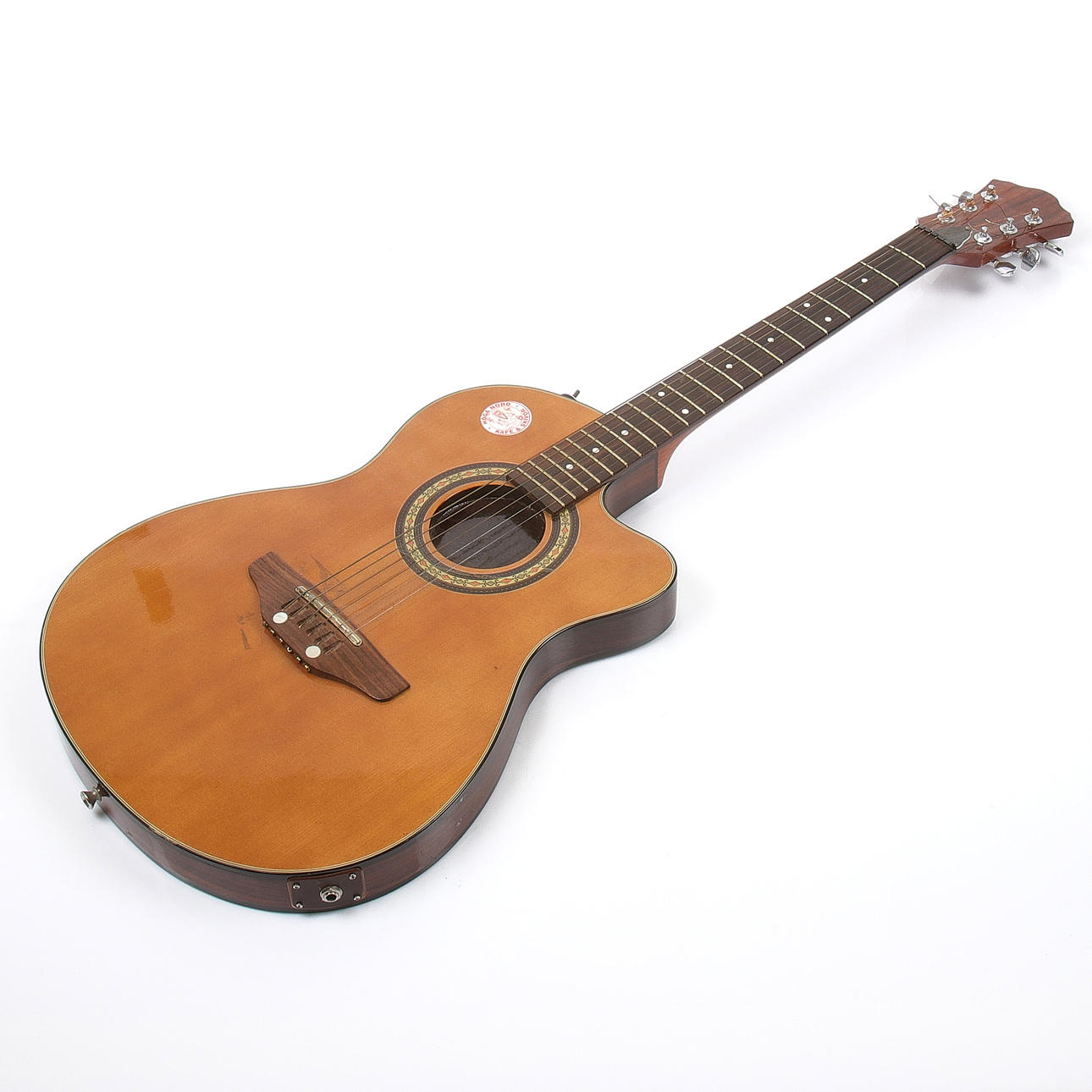 GITARRE, unbekannte Marke, akustisch mit eingebautem Mikrofon.