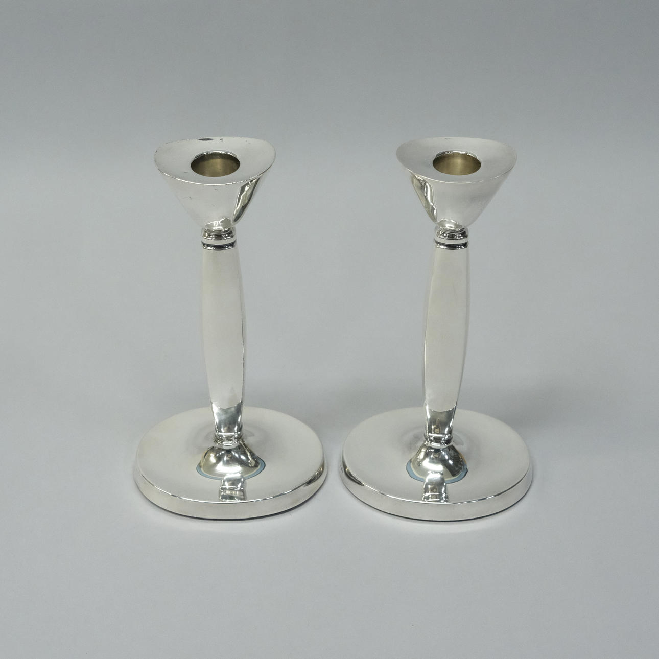 A PAIR OF SILVER CANDLESTICKS.