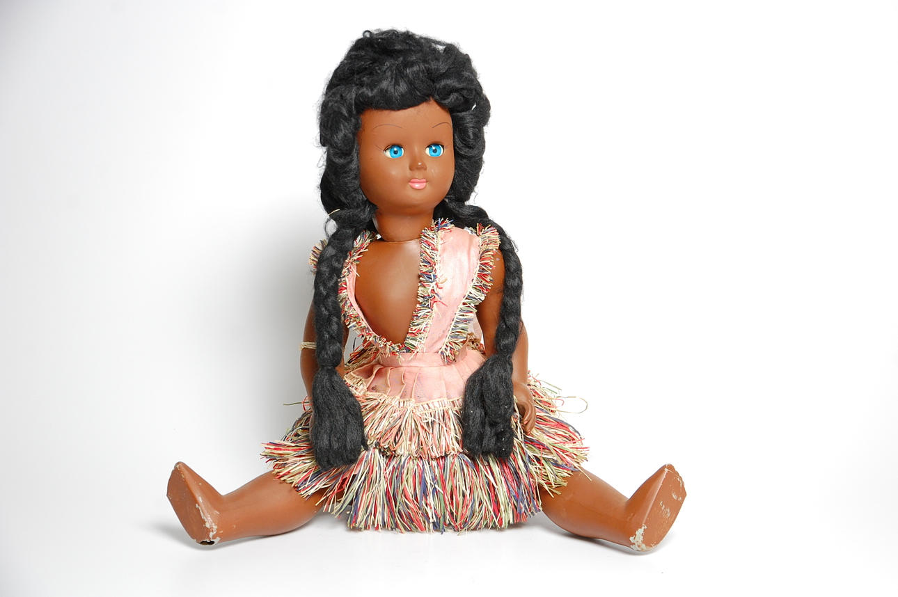 DOCKA, mörkhyad med bastkjol, 1940 tal.