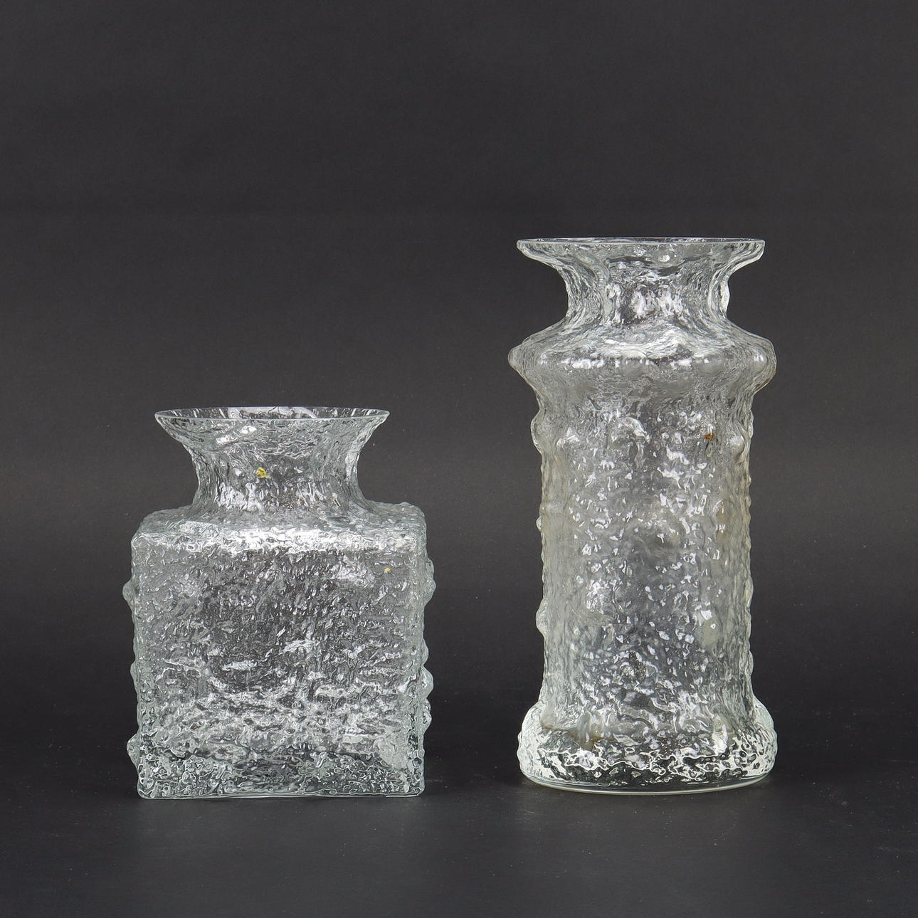 TIMO SARPANEVA. Maljakot 2 kpl, ”Crocus” Iittala, Suomi.