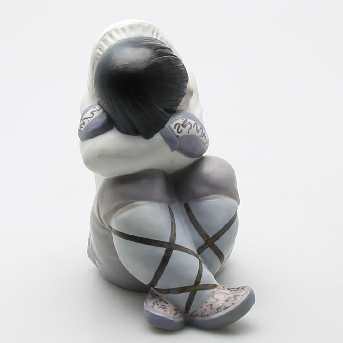 FIGURIN, porslin, sittande eskimåflicka, märkt Lladro, Spanien.