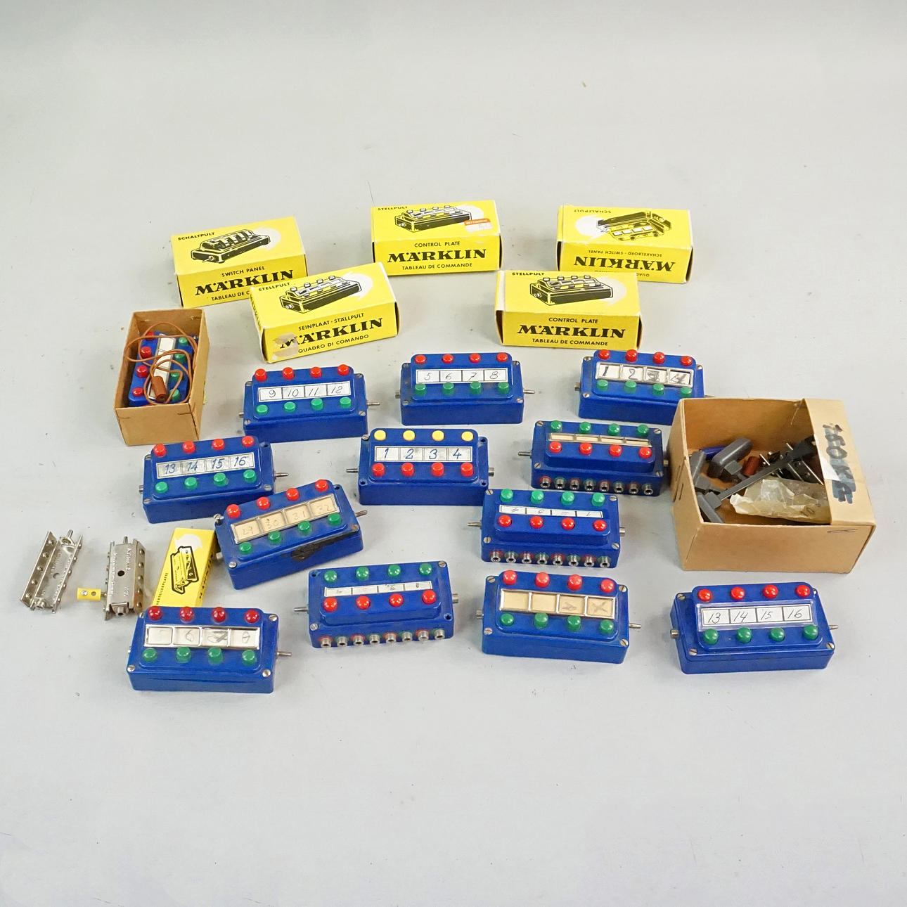 MÄRKLIN, STEHPULTE 20 Stück im Originalkarton. Nr. 7210, 7072.