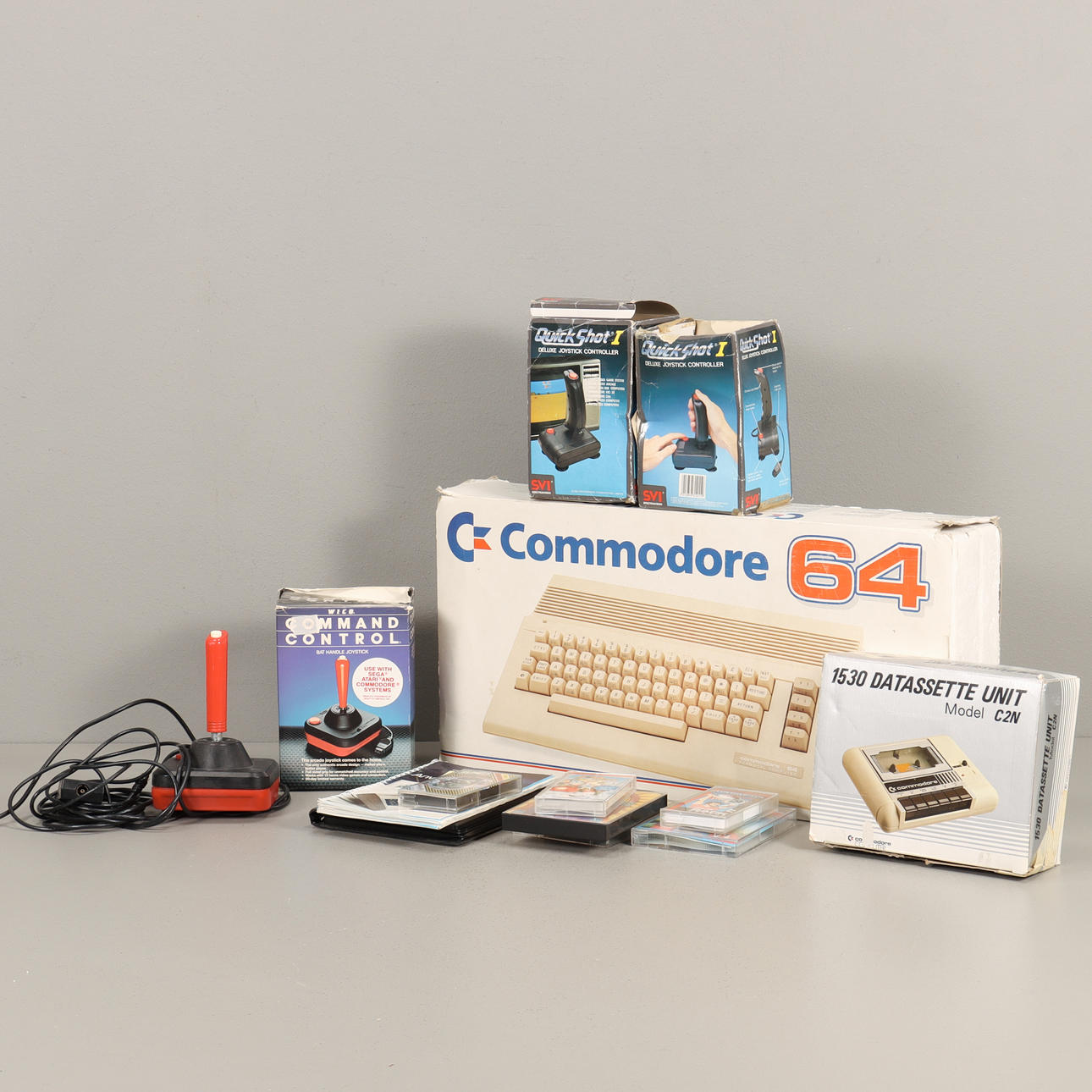 COMMODORE 64, Heimcomputer mit diversem Zubehör.