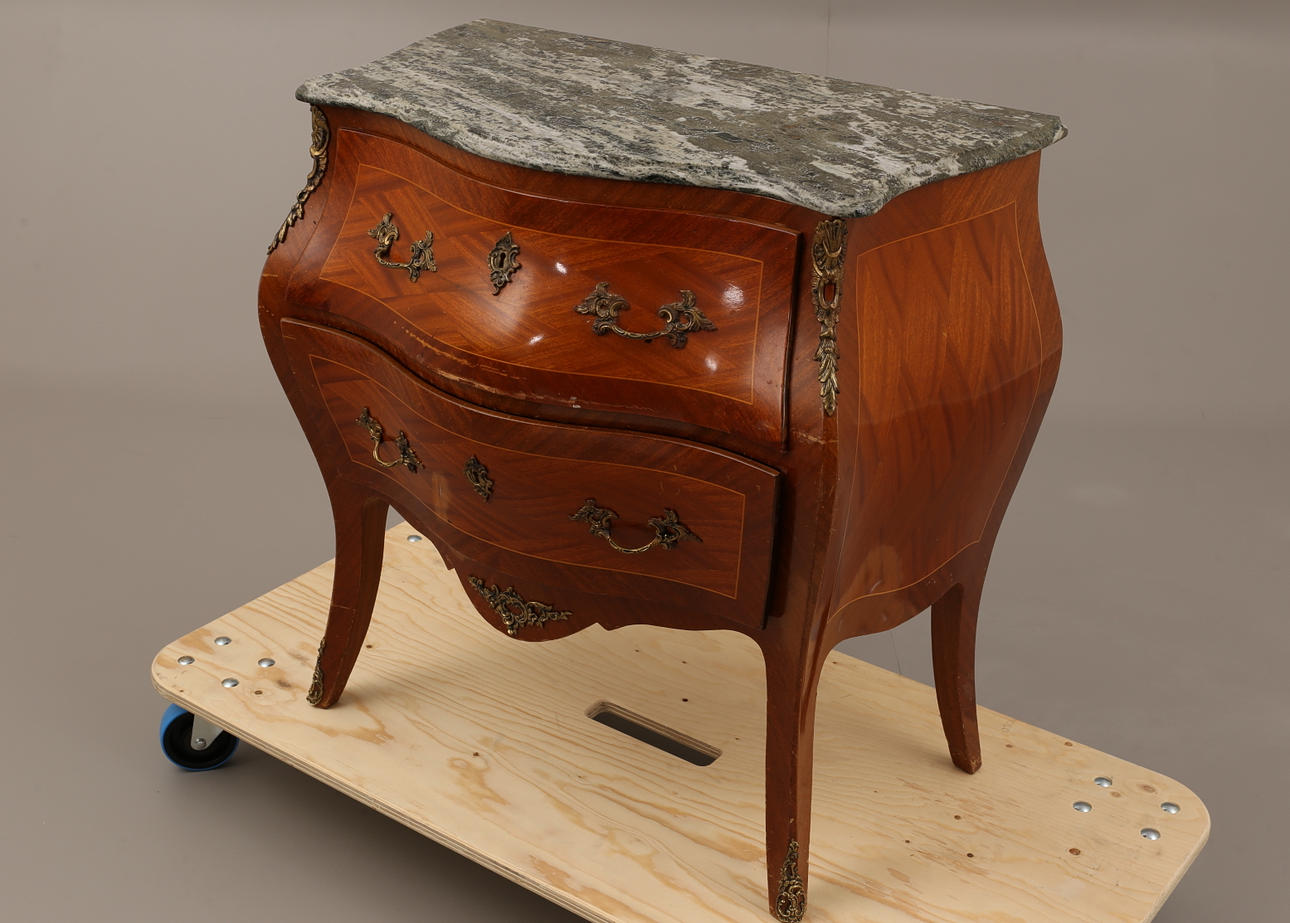 BYRÅ, 2 lådor, fanerad med mahogny, bronserade beslag. Rokokostil.