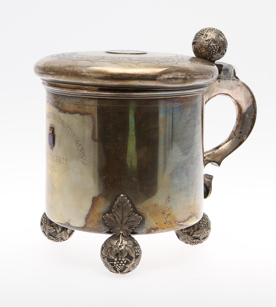 DRYCKESKANNA. Nysilver med infällt silvermynt 1851.