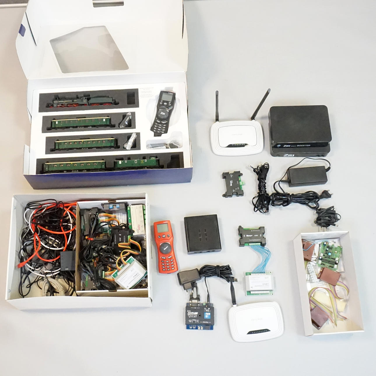 ROCO, 20383, Digital starter set with additional accessories controllers cords signal devices for model railway, HO.