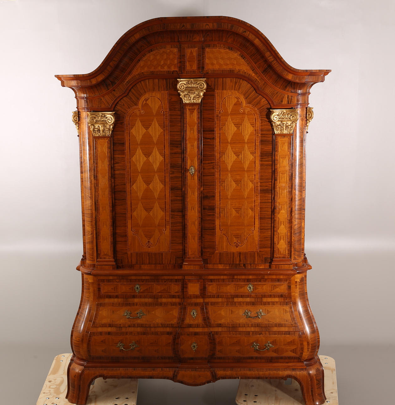 MATSALSSKÅP, AB Chamberts Möbelfabrik och möbleringsaffär, Norrköping 1946. Etikettmärkt.