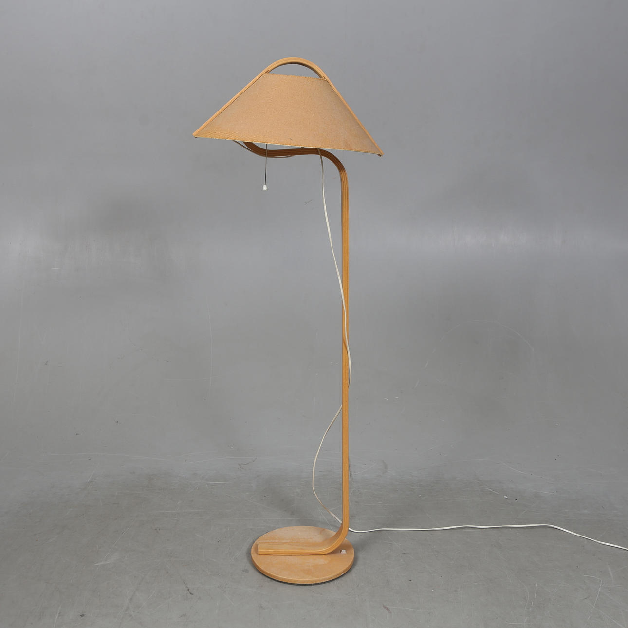 GULVLAMPE, buet træ, 1980'erne.