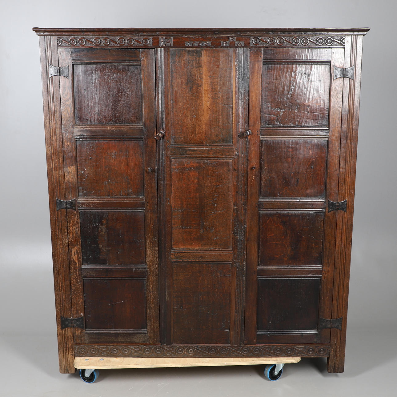 GROSSER ANTIKER, GETÄFELTER EICHENSCHRANK.