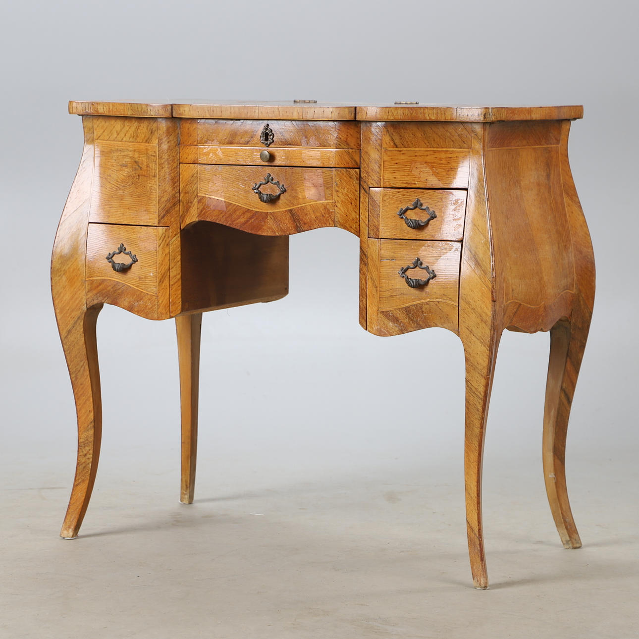 SCHMINKTISCH, Nussbaum, Rokoko-Stil.