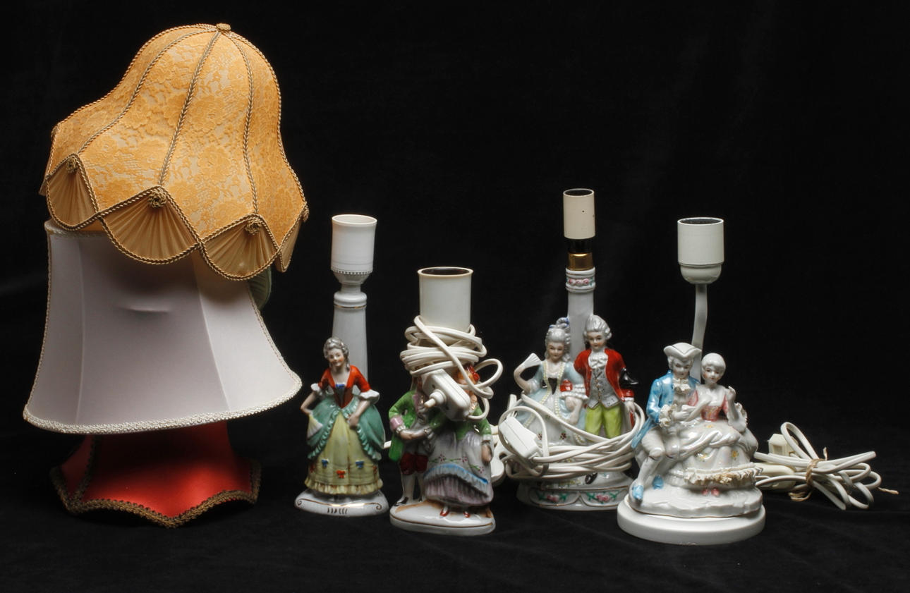 BORDSLAMPOR, porslin. 4 st. rokokostil, 1900-talets andra hälft.