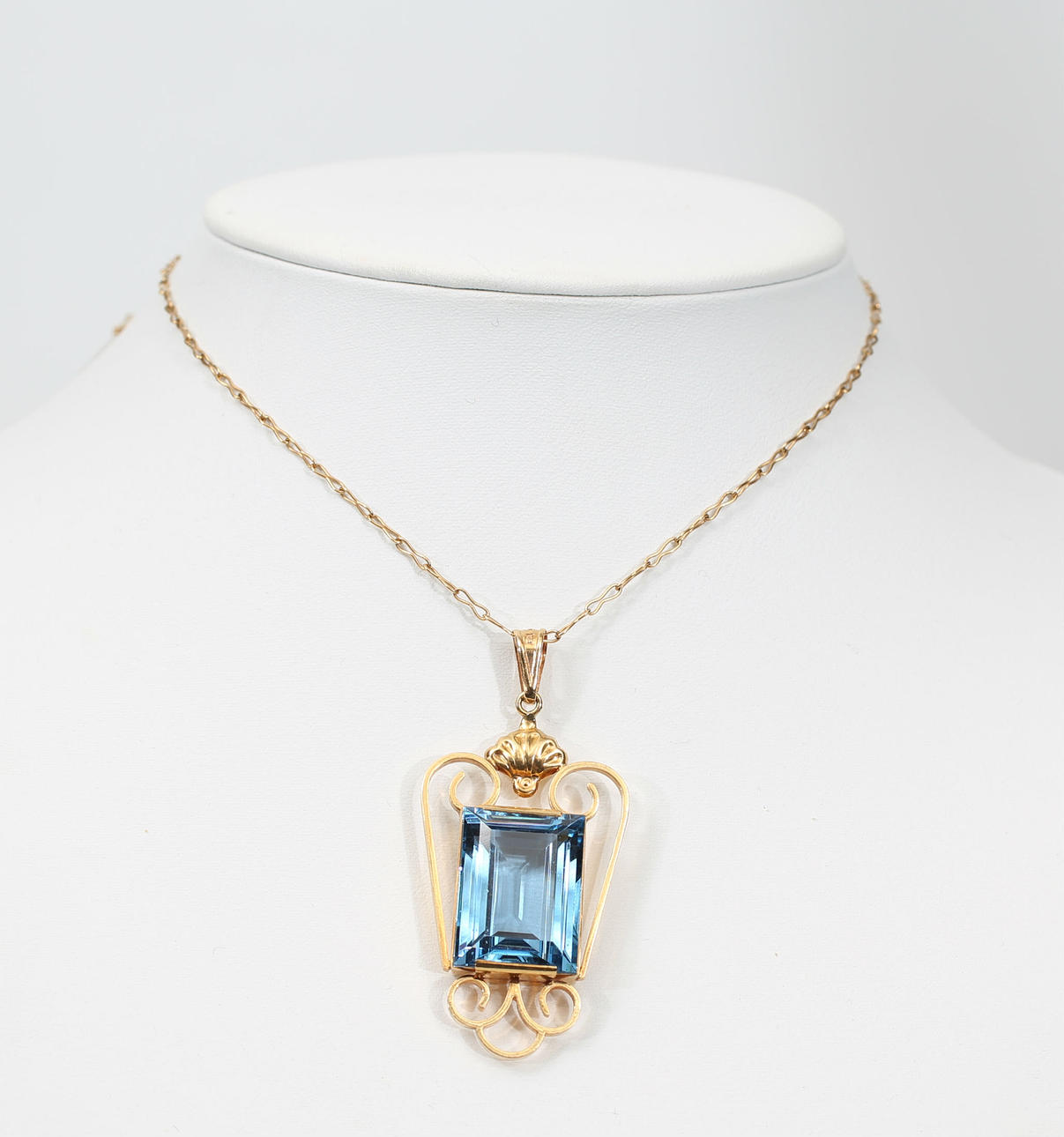 HALSBAND MED HÄNGE, 18K guld, blå sten, 16,1 gram.