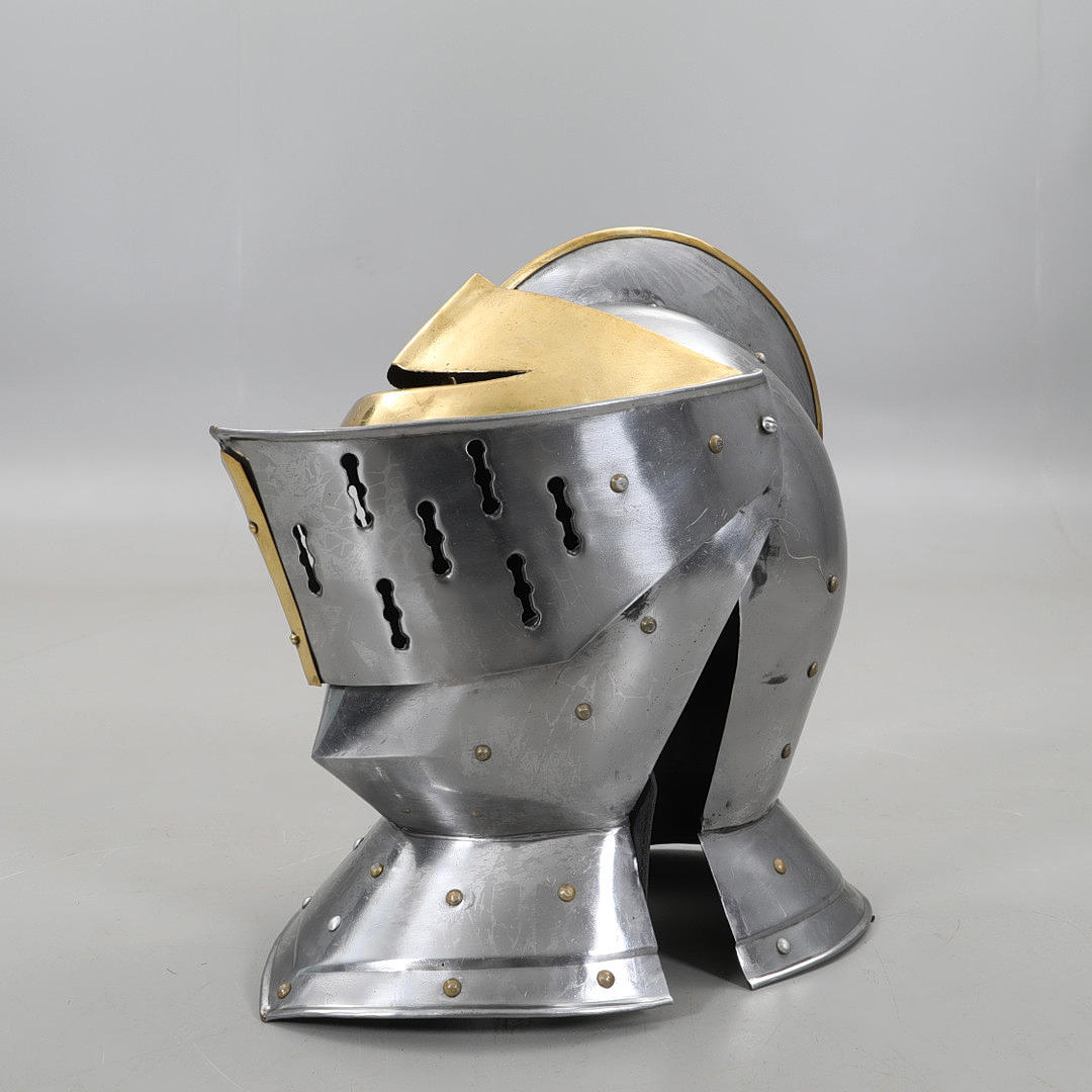 SOTAKYPÄRÄ. Ritarin kypärä, metalli, replika.