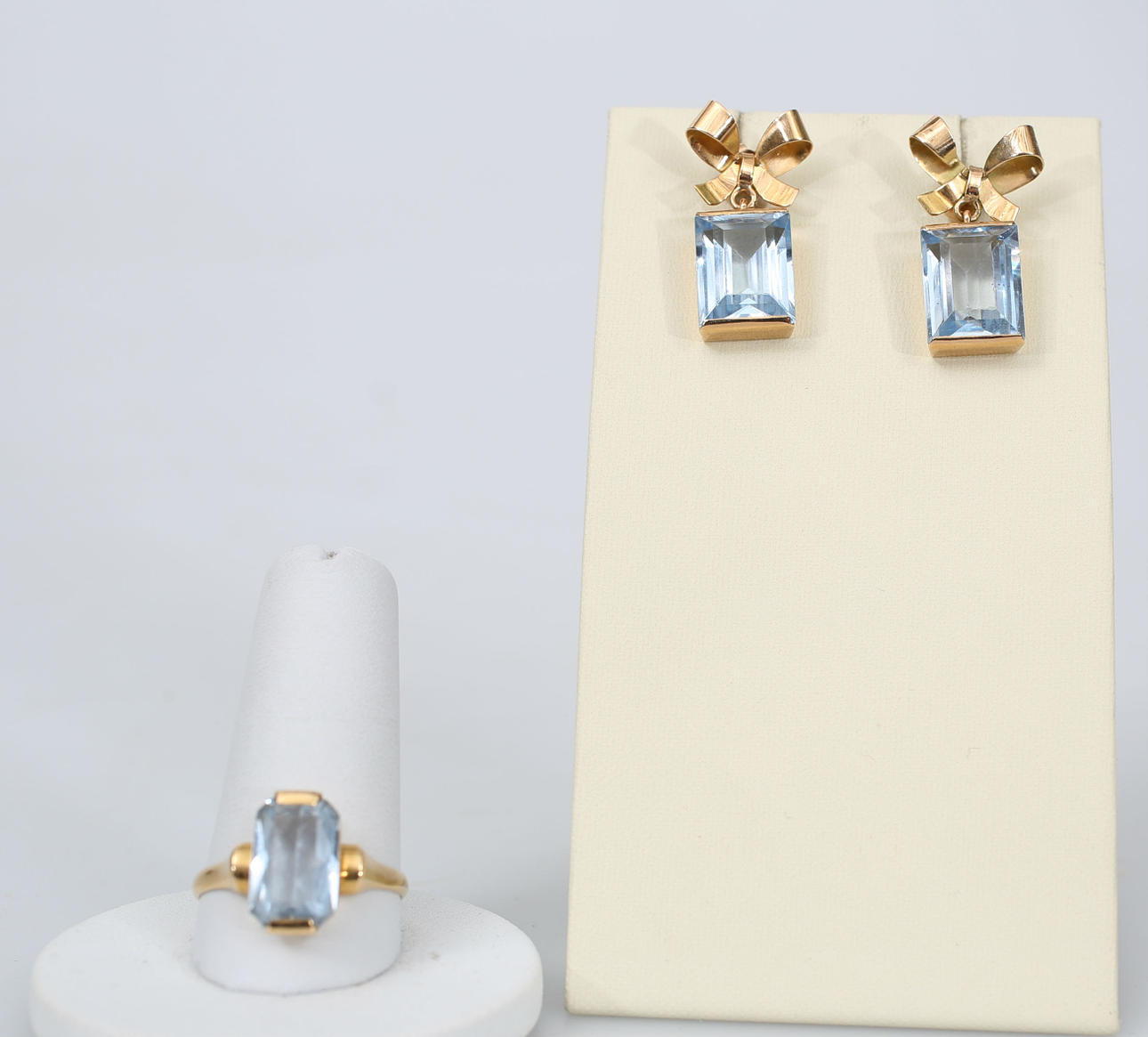 RING OCH PAR ÖRHÄNGE, 18K guld och blå stenar, total vikt 12,2 gram.