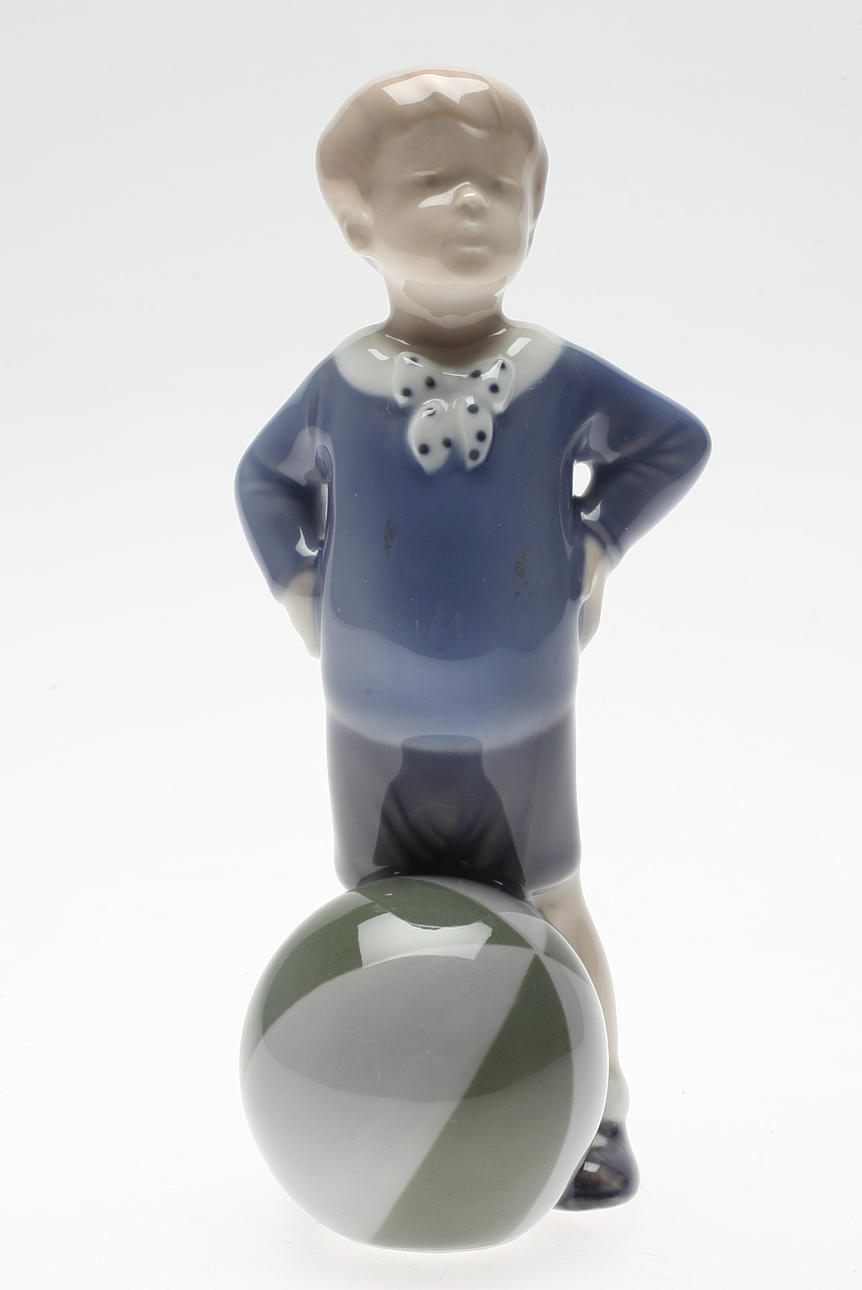 FIGURIN, porslin, pojke med boll, Royal Copenhagen, Danmark.