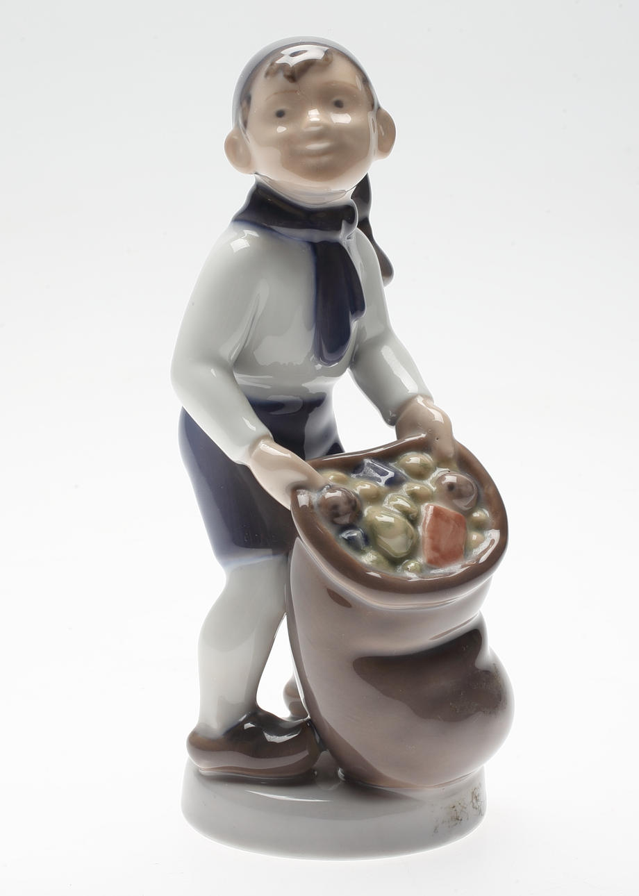 FIGURIN, porslin, barn med säck, Royal Copenhagen, Danmark.
